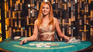 Kartu blackjack terbuka di meja digital